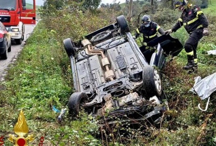 auto fuori strada canalone