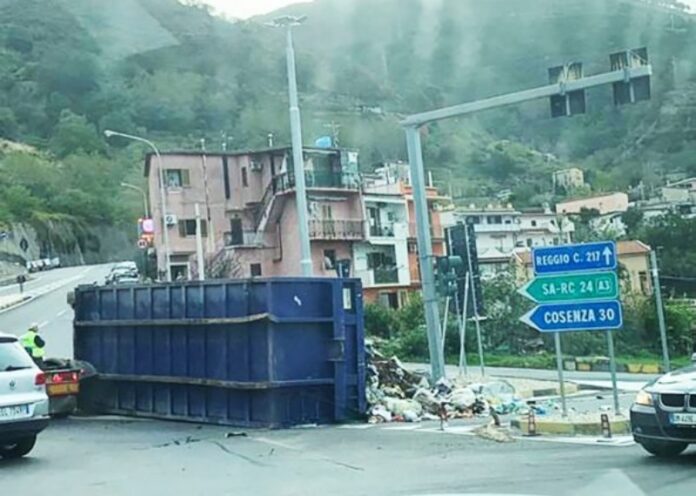 camion rifiuti ribaltato Paola