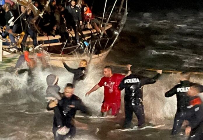 poliziotti migranti salvataggio crotone