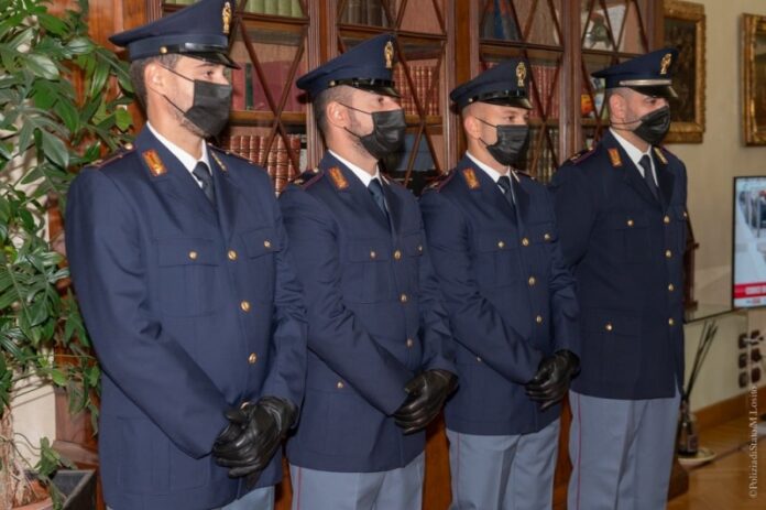 poliziotti salvano migranti