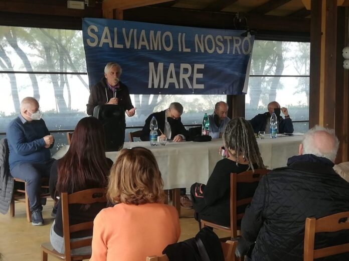 riunione mare sporco