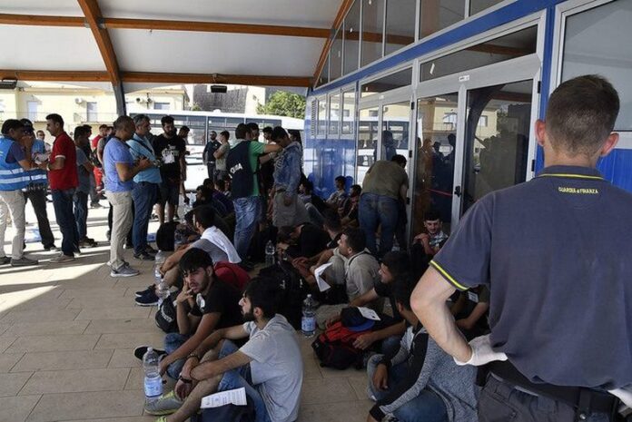 sbarco migranti crotone