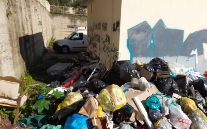 Catanzaro spazzatura traversa viale crotone