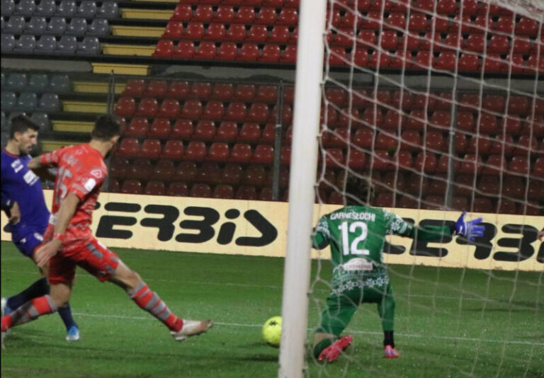 Cremonese – Crotone 3-2, allo “Zini” passano i Grigiorossi