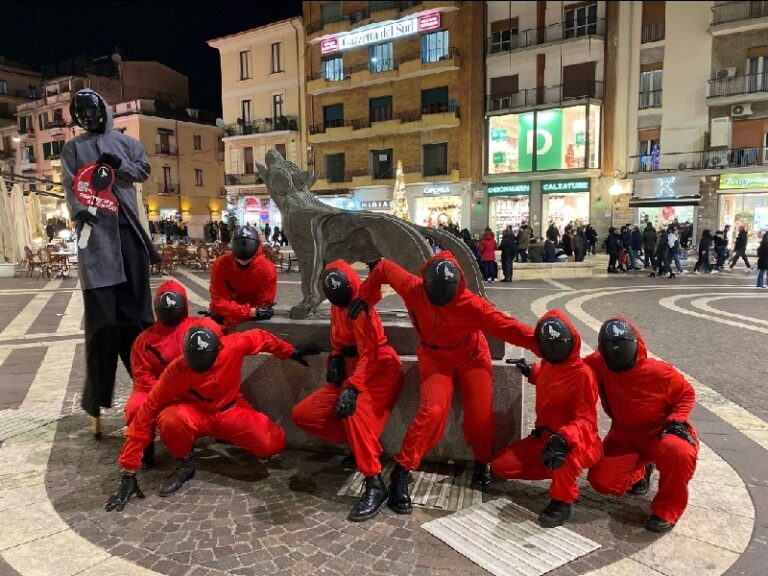 Squid game a Cosenza. Che succede su corso Mazzini?