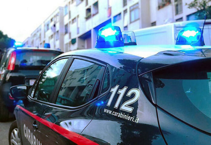 auto carabinieri lampeggiante blu