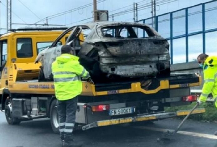 auto in fiamme villa san giovanni
