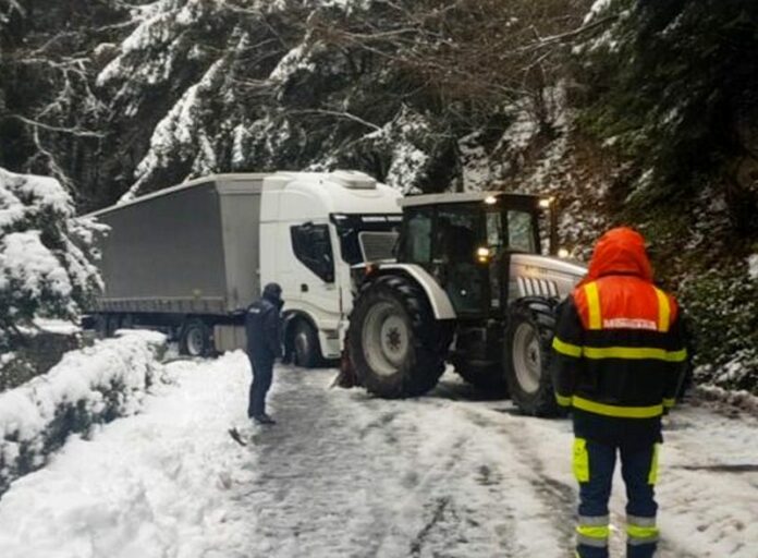 autoarticolato bloccato neve