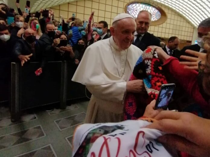 il Papa con la sciarpa della pace
