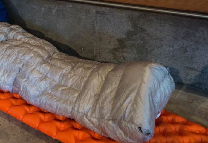 sacco a pelo donato a senza tetto