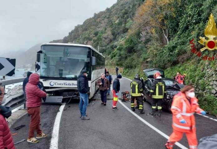 scilla incidente bus auto