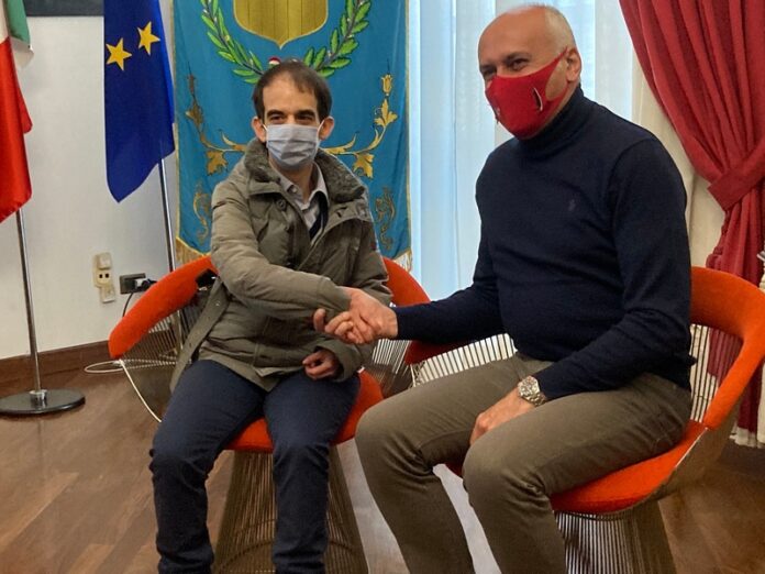 stretta di mano tra il Sindaco Caruso e Pasquale Golia