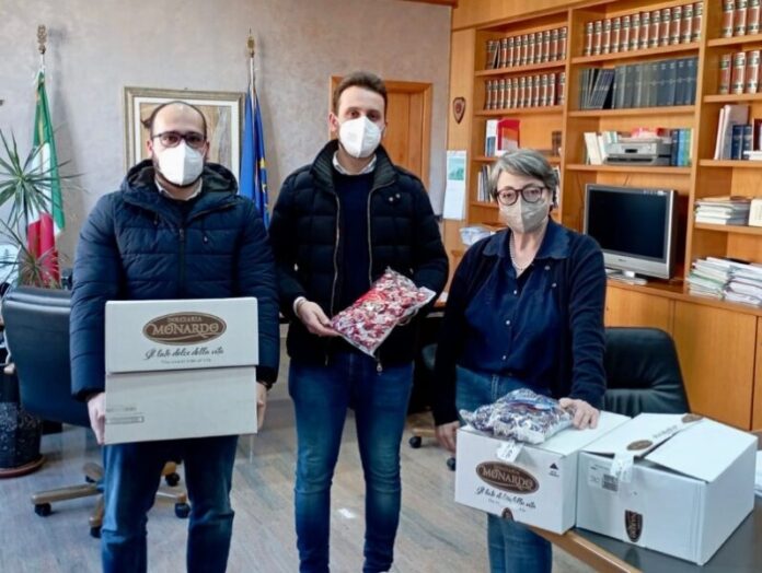 cioccolatini Monardo ai bimbi nei centri vaccinali