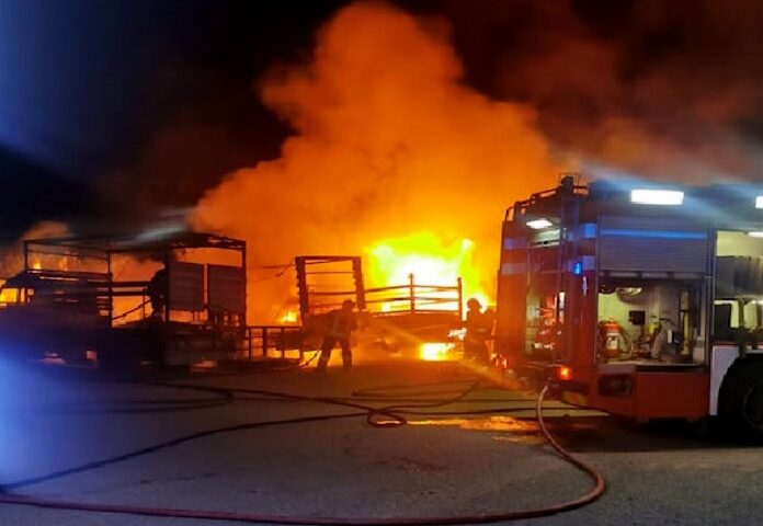 incendio automezzi capannone corigliano