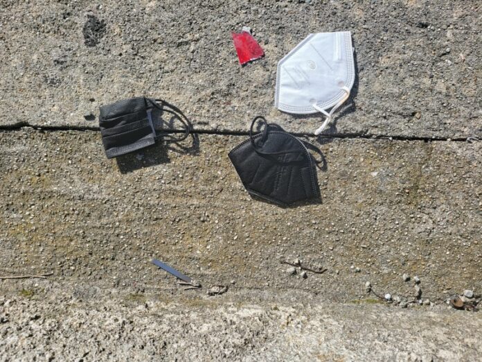 mascherine gettate per strada