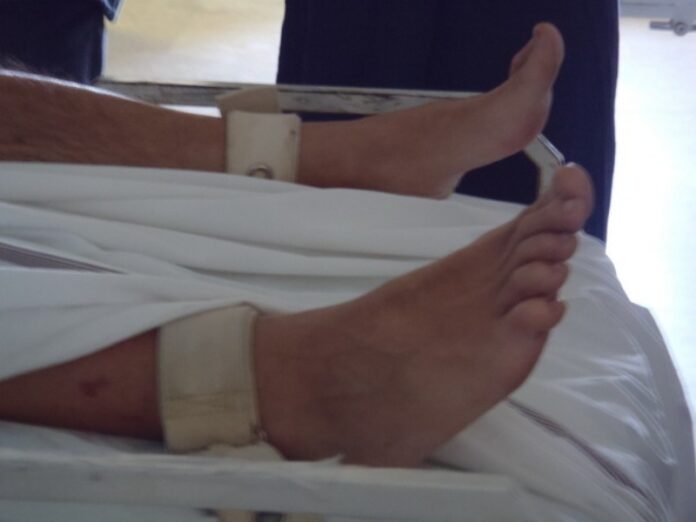 ragazzo legato a letto mani e piedi