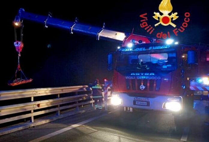 camion sfonda il guardrail e precipita