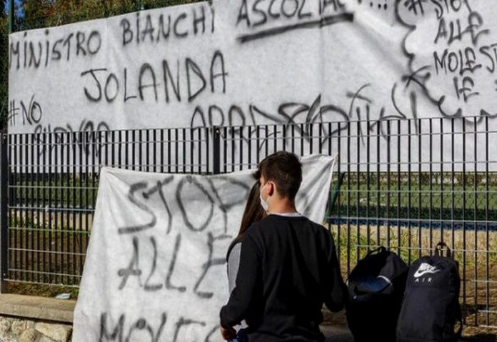castrolibero presunte molestie liceo