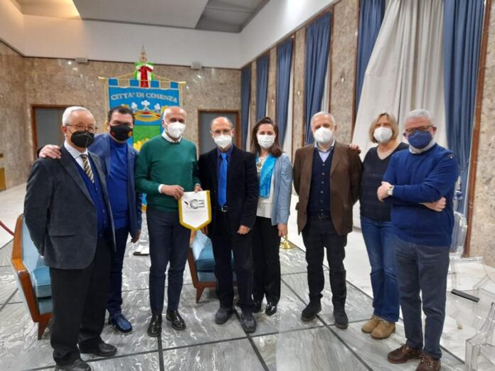 il Sindaco Franz Caruso con il direttivo del circolo