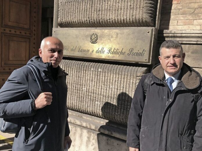 il Sindaco Franz Caruso e il Presidente del Consiglio comunale Mazzuca davanti alla sede del Ministero del Lavoro