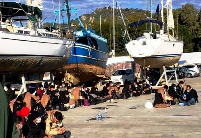 migranti sbarco roccella