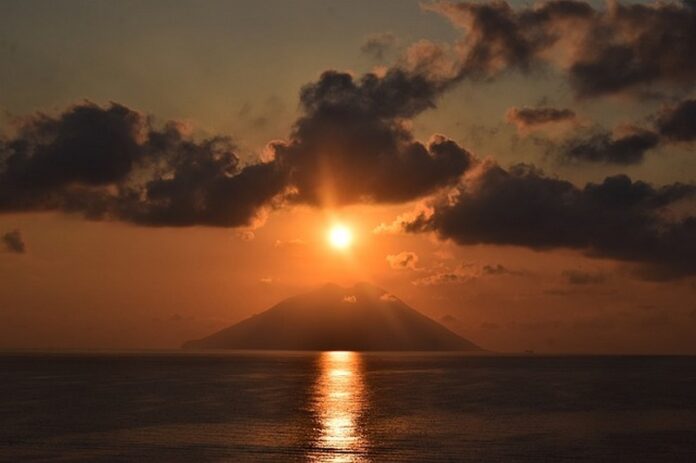 stromboli tramonto