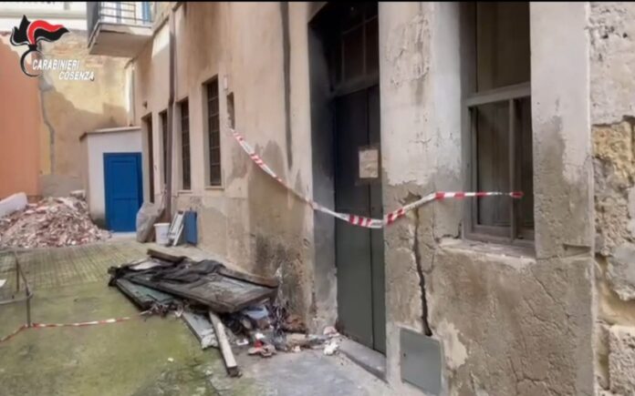 uomo bruciato ucciso