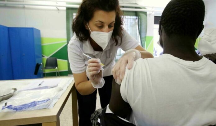 vaccino covid migranti