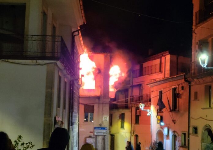 casa distrutta incendio Cerisano
