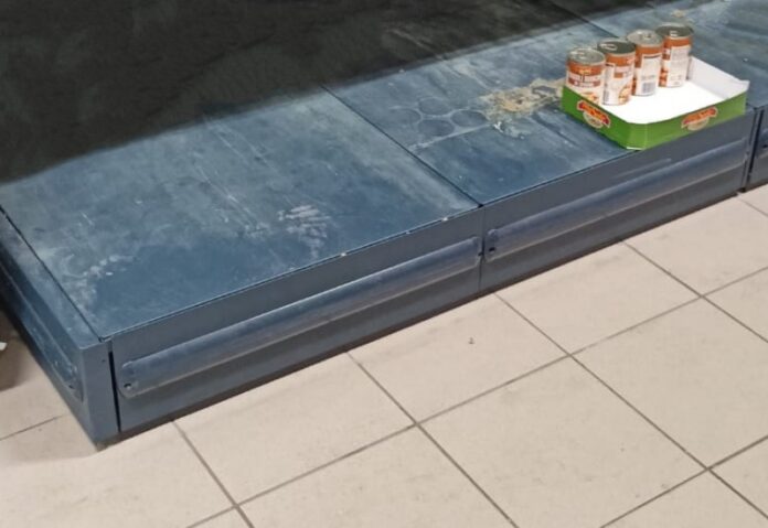scaffali supermercati vuoti