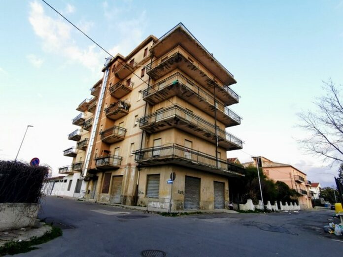 schiavonea migranti palazzo