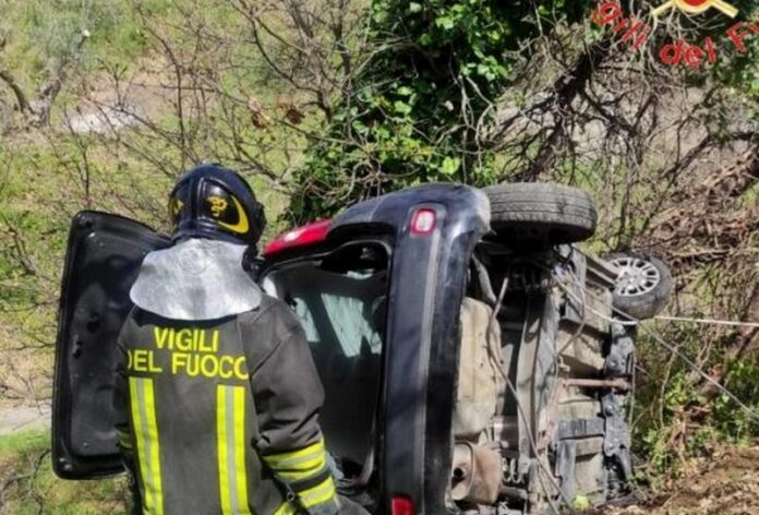 auto ribaltata terreno