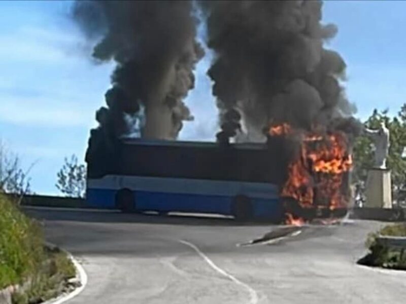 incendio autobus rota greca