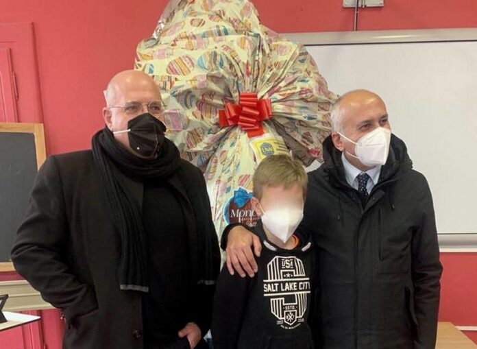 il Sindaco Franz Caruso e il Presidente di UNAI consegnano uovo di Pasqua