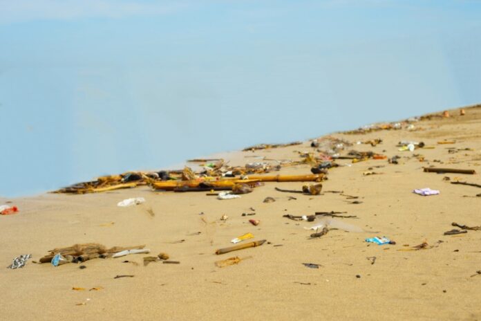 spiagge sporche 25 aprile