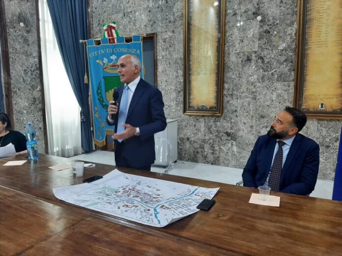 Il Sindaco Franz Caruso e il tenente colonnello Aquino