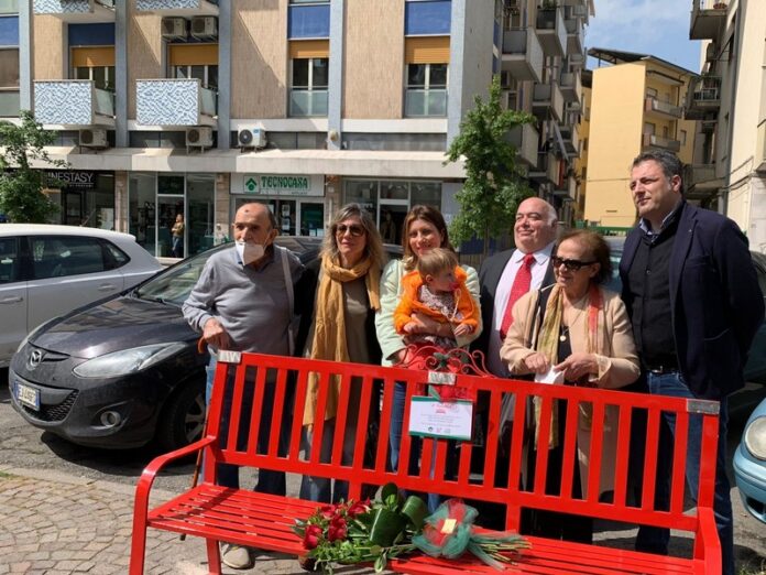 La posa della panchina rossa con Franco e Matilde Lanzino