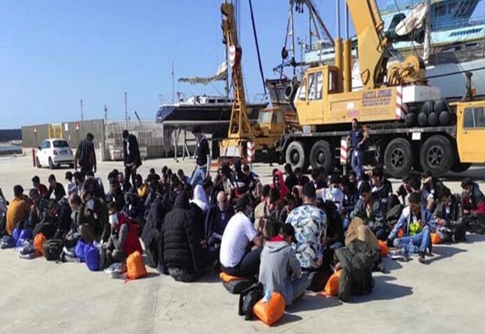 Sbarco Roccella migranti