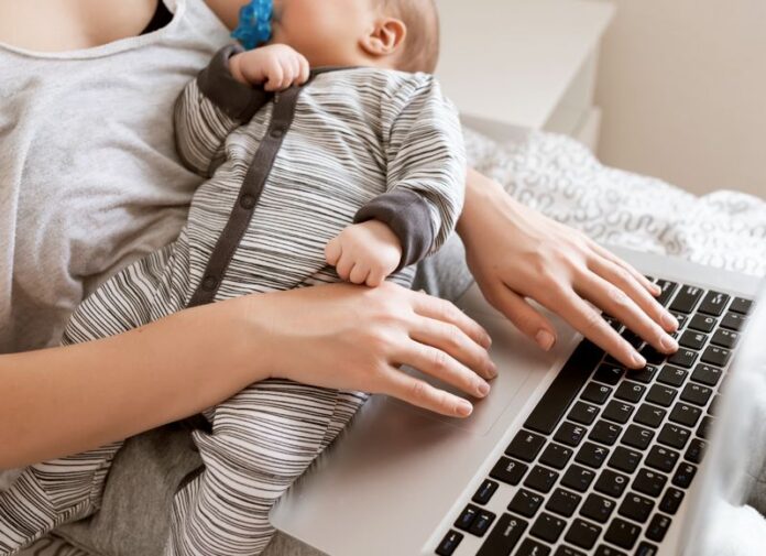 donna lavoro bambino