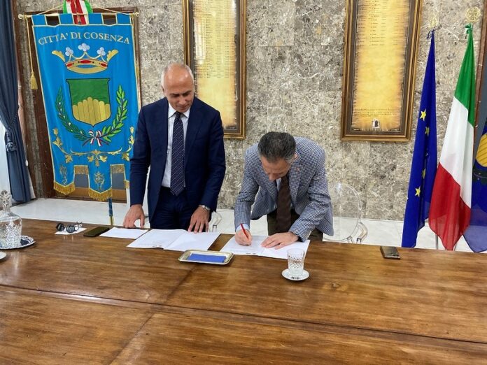 la firma del protocollo tra il Sindaco Franz Caruso e il Rettore Nicola Leone