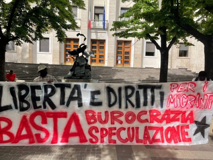migranti protesta cosenza