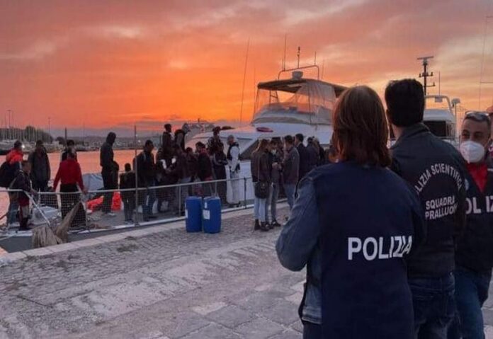 sbarco migranti crotone