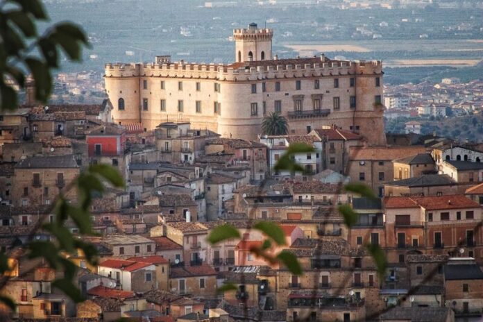 Il_castello_tra_le_case_Corigliano_Rossano