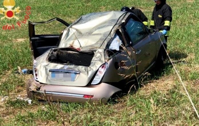 auto ribaltata rende