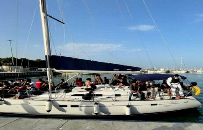 sbarco migranti Roccella