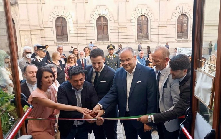 Il taglio del nastro. Da sx l'assessore Irene Calabrò, il Sindaco f.f. Paolo Brunetta, l'artista Antonio Affidato, Michele Affidato, il curatore Emanuele Bertucci e Paolo Battaglia