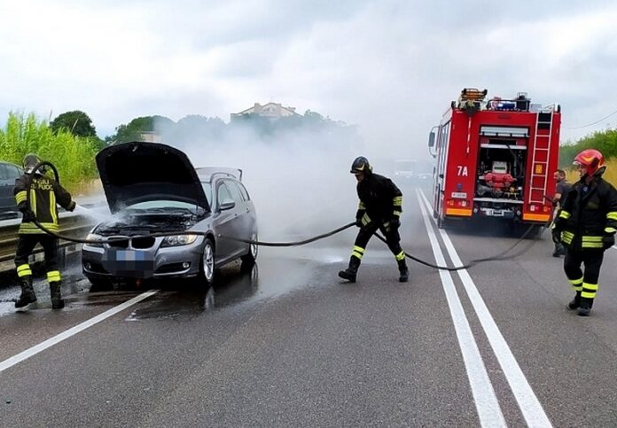auto in fiamme statale