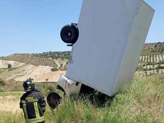 autocarro ribaltato satriano