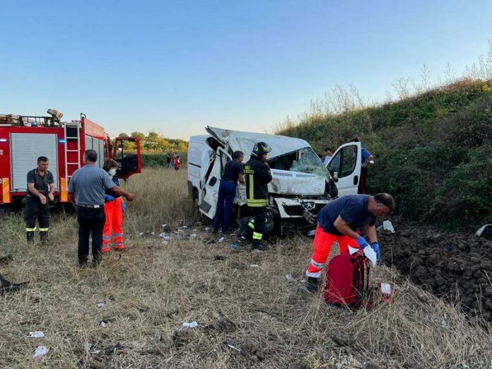 furgone scarpata incidente