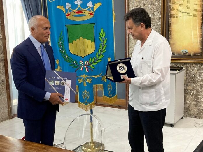 il Sindaco Franz Caruso e l'ambasciatore del Messico